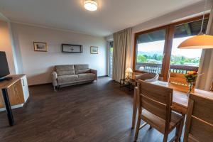 uma sala de estar com um sofá e uma mesa em Hotel Garni Haus Arenberg em Salzburgo