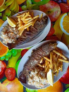 dos platos de comida con pescado y patatas fritas en Górski Wypoczynek, en Stryszawa
