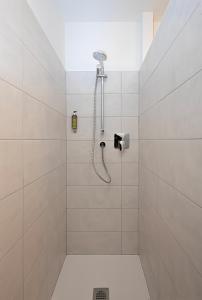 uma casa de banho com uma cabeça de chuveiro em The Residence 2.0 em Galliate