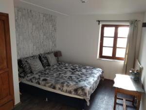 Schlafzimmer mit einem Bett und einem Fenster in der Unterkunft Forester in Malmedy
