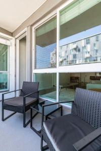 balcone con 2 sedie e tavolo in vetro di New 2BR Luxury Apartment Hollywood a Los Angeles