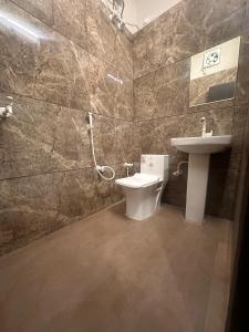 ein Bad mit einem WC und einem Waschbecken in der Unterkunft HOTEL KANAL KOTA in Kota