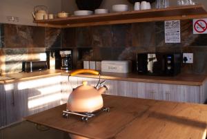 uma chaleira de chá sentada numa mesa numa cozinha em Casa de la Presa 2 em Polokwane