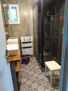 uma casa de banho com 2 lavatórios e um chuveiro em la maison du verseau em Saint-Maime