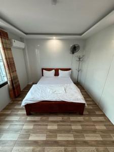 a bedroom with a large bed in a room at Nhà nghỉ Thành Đạt in Hai Phong