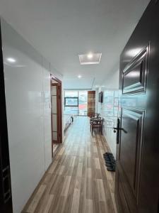 a hallway with a door and a table in a room at Nhà nghỉ Thành Đạt in Hai Phong