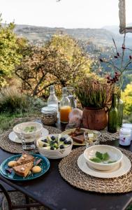 un tavolo con piatti di cibo e bevande di Gaia’s Spheres a Gorzegno
