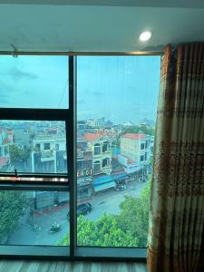 ハイフォンにあるNhà nghỉ Thành Đạtの市街の景色を望む窓