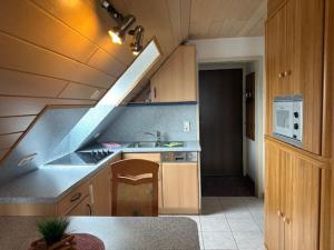 eine Küche mit einer Spüle und einer Arbeitsplatte in der Unterkunft Ferienhaus Heyder in Norderney
