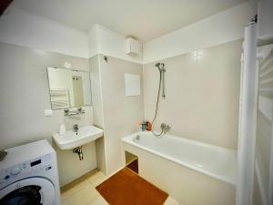 Bathroom sa Rove at CityGate - Exclusive Apartment above City Gate Shopping Center, Vienna with Metro Access