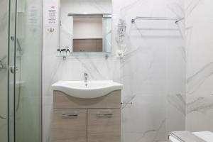 A bathroom at Sea Diamond Suites
