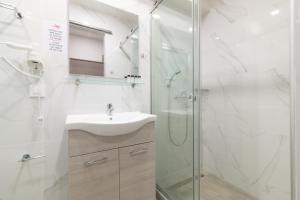 A bathroom at Sea Diamond Suites