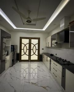 uma cozinha com piso em mármore e um tecto em Villa Islamabad Central Hill View Park View em Islamabad