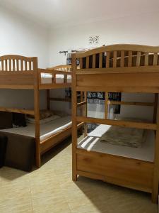 Двухъярусная кровать или двухъярусные кровати в номере Green Living Apartment
