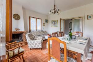 une salle à manger avec une table et une cheminée dans l'établissement Casa Vittoria 800m from sea - Happy Rentals, à Forte dei Marmi