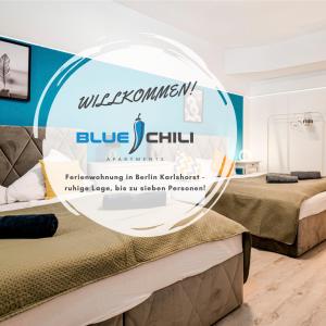 - un panneau indiquant une chambre bleue avec 2 lits dans l'établissement Blue Chili 31 - Stadtwohnung für 7 - modern zentral Karlshorst Wlan, à Berlin