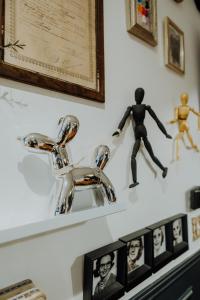 ein Regal mit Actionfiguren und Bildern darauf in der Unterkunft Maison Urbaine in Paris