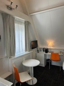 TV a/nebo společenská místnost v ubytování Multatuli Hotel