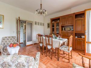 - une cuisine et une salle à manger avec une table et des chaises dans l'établissement Casa Vittoria 800m from sea - Happy Rentals, à Forte dei Marmi