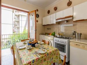 une cuisine avec une table et un chiffon de table. dans l'établissement Casa Vittoria 800m from sea - Happy Rentals, à Forte dei Marmi