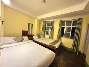 Postel nebo postele na pokoji v ubytování HOTEL PURNI DARJEELING
