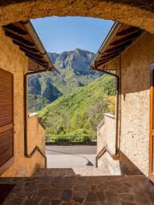 una ventana abierta con vistas a la montaña en La Betulla - appartamento indipendente con vista, en Ballabio