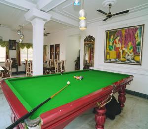 una mesa de billar en medio de una habitación con en Xen Icon Heritage - Bakkhali, en Bakkhali