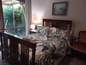 Schlafzimmer mit einem Bett und einem Fenster in der Unterkunft Hobreid Park in Woodend