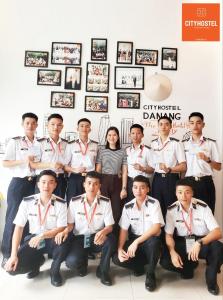 Un groupe de personnes en uniforme se présentant pour une image dans l'établissement City Hostel Da Nang, à Đà Nẵng