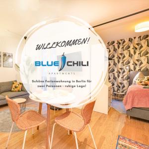 un letrero para una sala de exposición chill-room azul en una sala de estar en Blue Chili 33 - Modernes & gemütliches Business Apartment am Airport BER, en Schönefeld