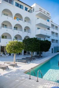 Bazén v ubytování White Hotel nebo v jeho okolí