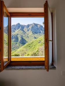 una ventana abierta con vistas a las montañas en La Betulla - appartamento indipendente con vista, en Ballabio