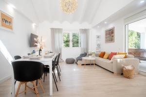 ein Wohnzimmer mit Tisch und Couch in der Unterkunft Gran Chalet con Piscina (8-10 pp) in L'Eliana