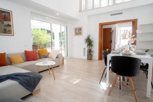 ein Wohnzimmer mit Sofa und Tisch in der Unterkunft Gran Chalet con Piscina (8-10 pp) in L'Eliana