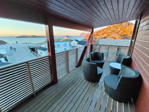 balcón con 2 sillas y vistas al océano en Hamn i Senja, en Hamn