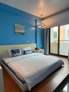 Een bed of bedden in een kamer bij Silimu Hostel
