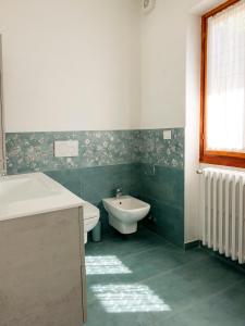 y baño con lavabo, bañera y aseo. en La Betulla - appartamento indipendente con vista, en Ballabio