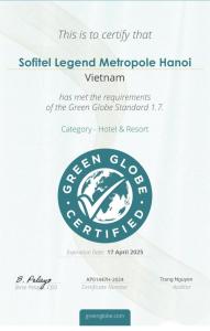 Et logo, certifikat, skilt eller en pris der bliver vist frem på Sofitel Legend Metropole Hanoi