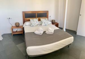 1 dormitorio con 1 cama grande y toallas. en LovelyLoft La Ereta, en Alicante