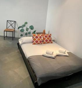 Una cama con dos toallas en una habitación en LovelyLoft La Ereta, en Alicante