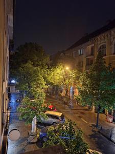 a view of a street at night with cars parked at CORAL apartment in Târgu-Mureş