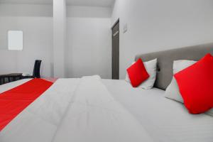 Ένα ή περισσότερα κρεβάτια σε δωμάτιο στο OYO Flagship Hotel Ashoka Inn