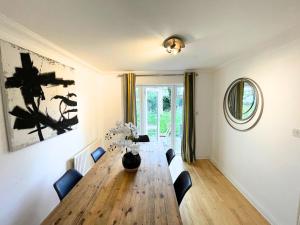 a dining room with a wooden table and chairs at Amazing Double Room In Greenwich Area in London