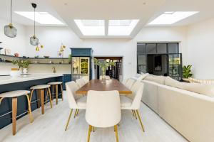 Beautiful large luxury home in London في سيدكوب: غرفة معيشة مع طاولة وأريكة
