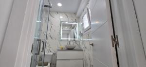 A bathroom at APTO TANEZ TORREMOLINOS, a