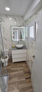 A bathroom at APTO TANEZ TORREMOLINOS, a