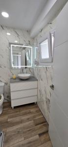 A bathroom at APTO TANEZ TORREMOLINOS, a