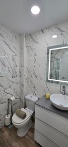 A bathroom at APTO TANEZ TORREMOLINOS, a