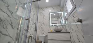 A bathroom at APTO TANEZ TORREMOLINOS, a