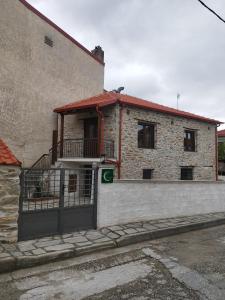 un edificio con una puerta delante de él en Casa Lehovo, en Lechovo